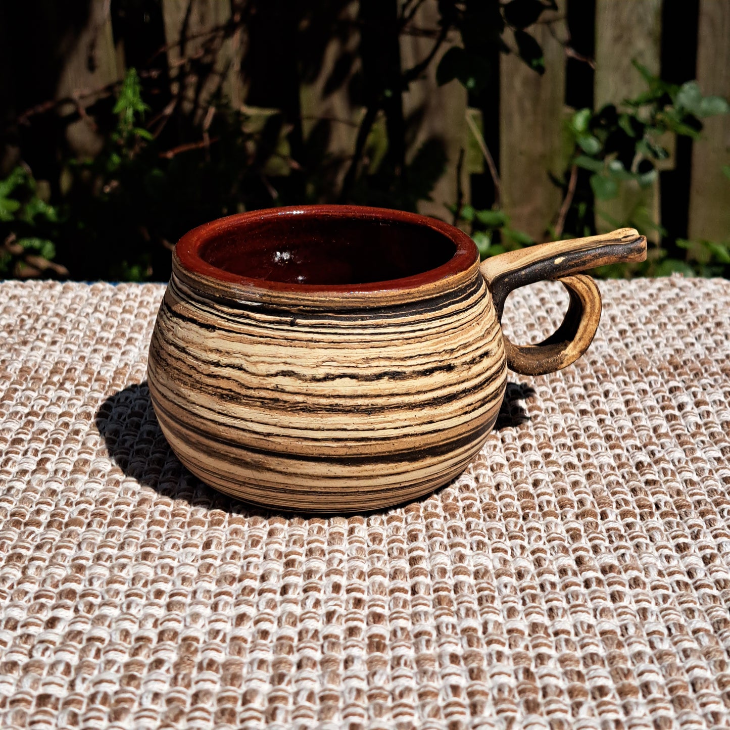 Mug, Gotland, agateware, red liner