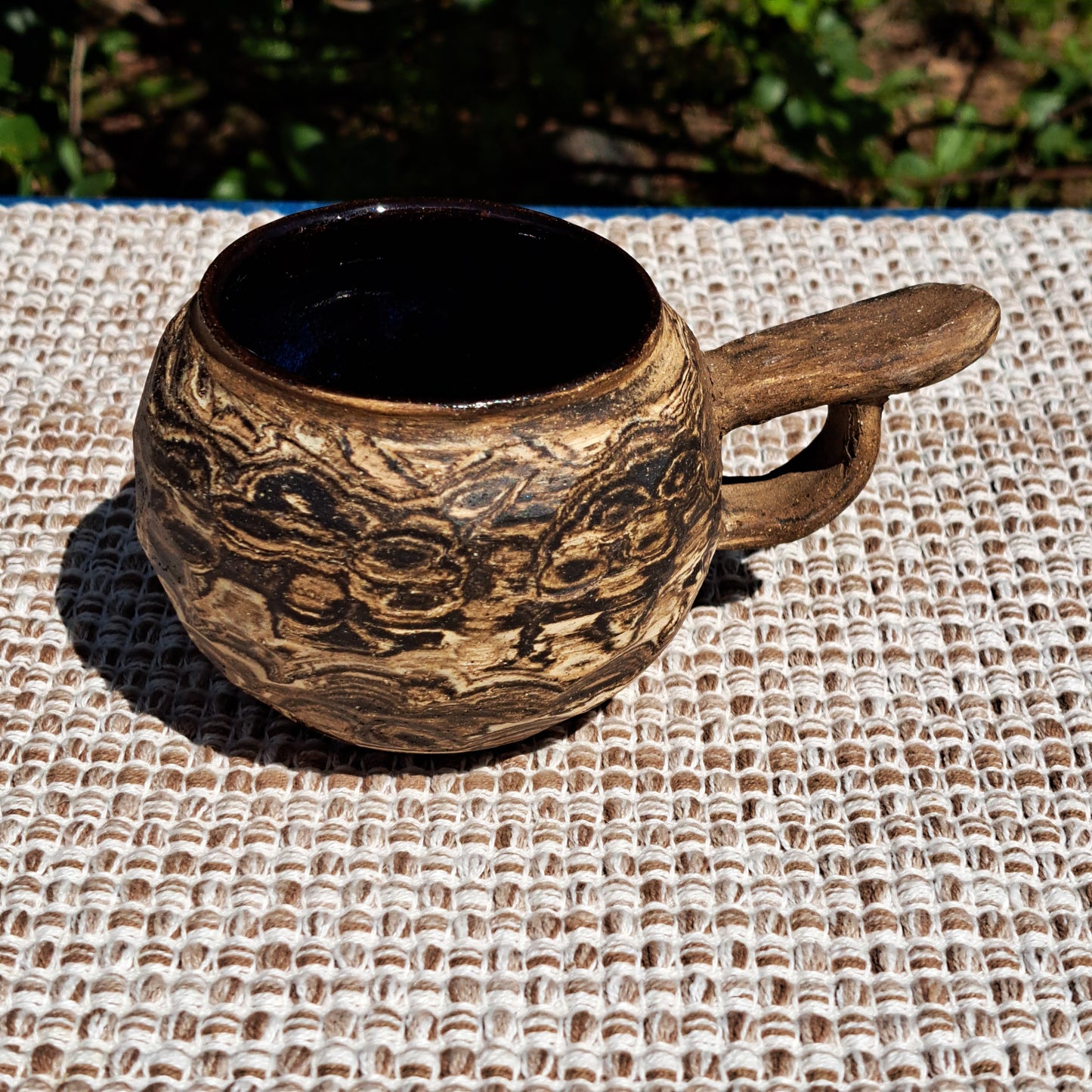 Mug, Gotland, agateware, floating blue liner, faceted
