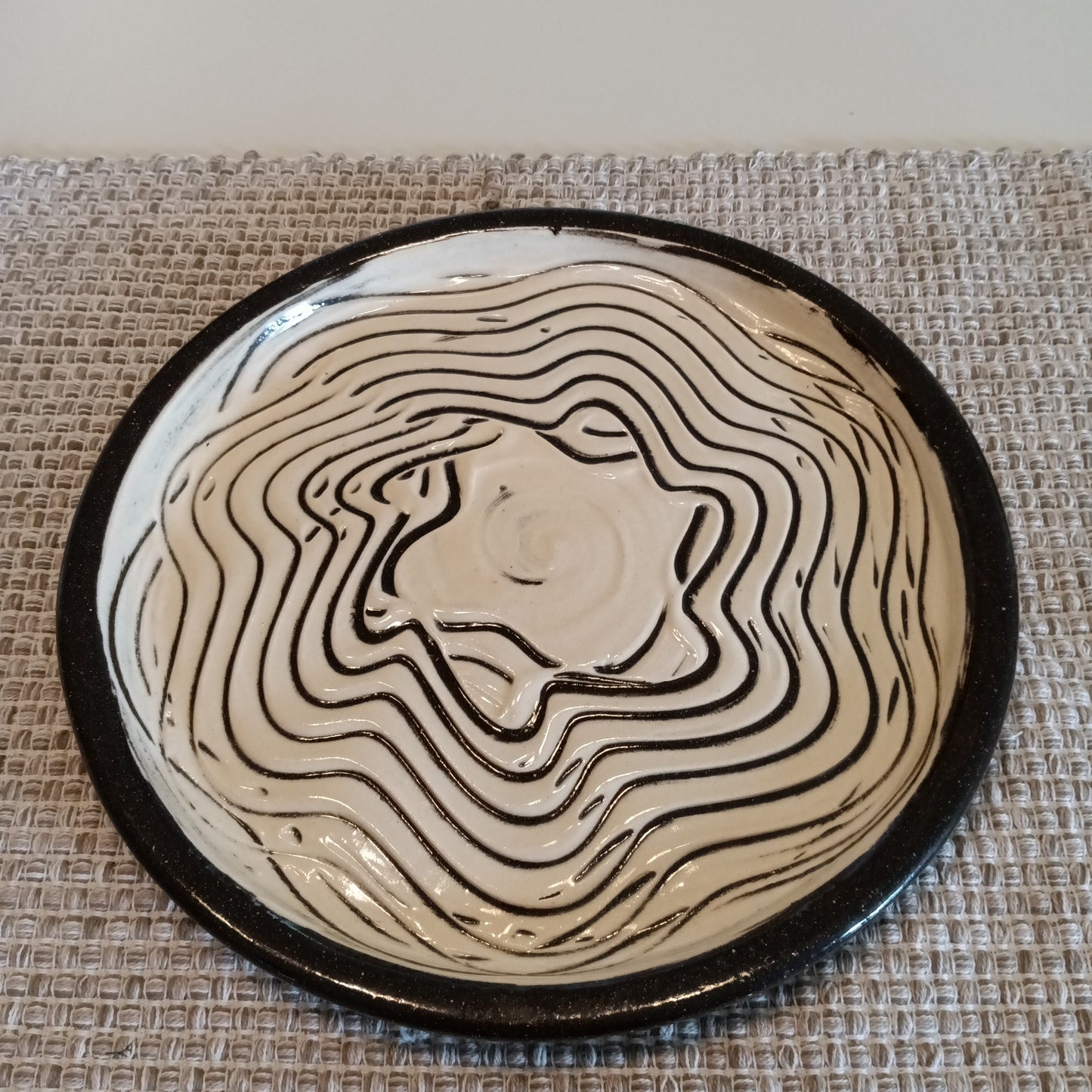 Black and white star plate