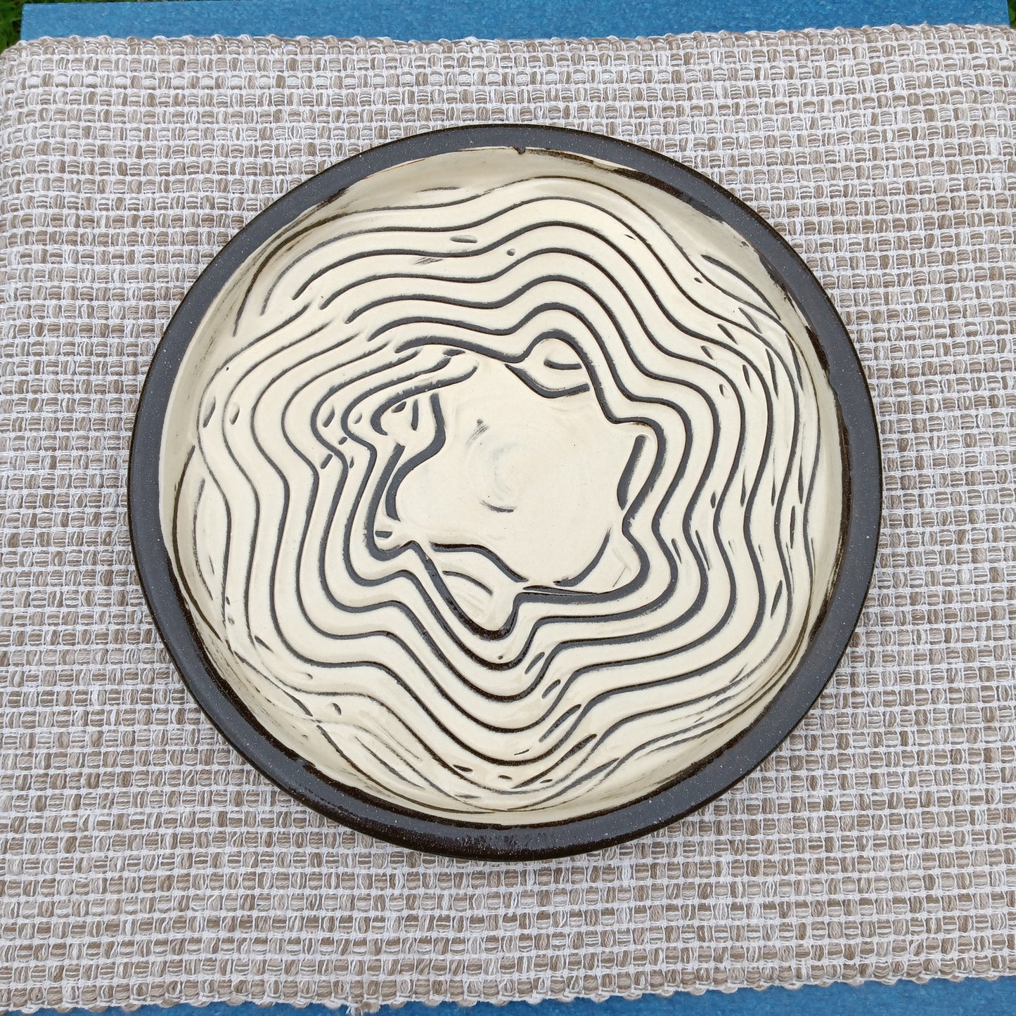 Black and white star plate